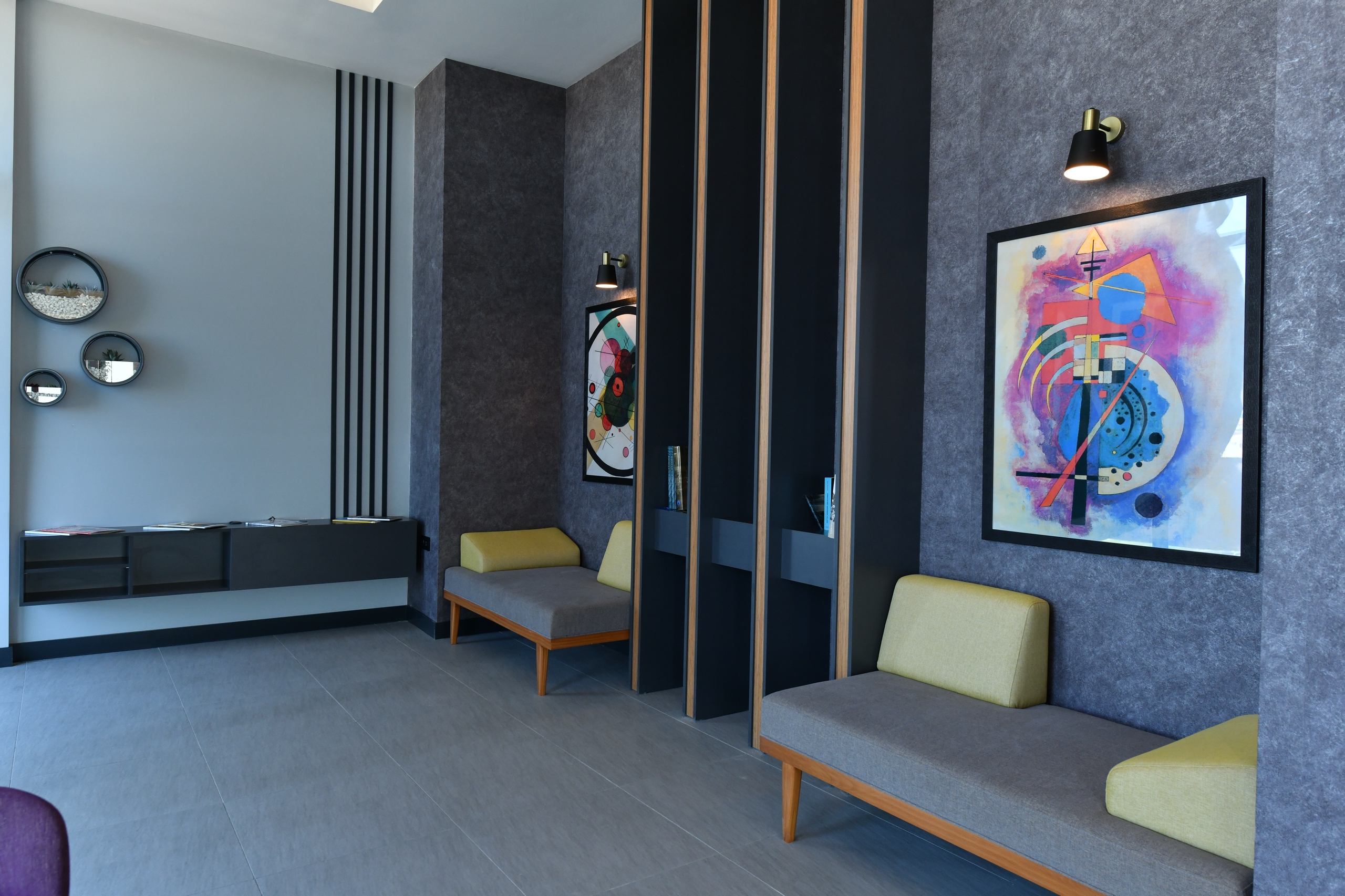 <span></span>Mint E5 Lounge